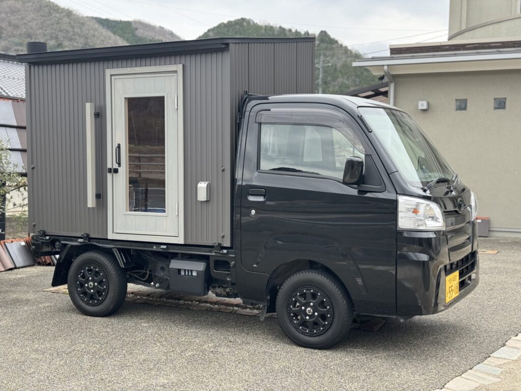 淡路島「Ride+A」様にスタイリッシュなサウナカーを導入