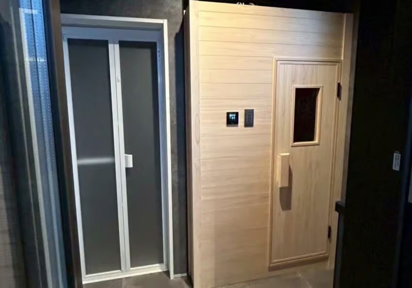 新築のご自宅の脱衣所に2名用の屋内用サウナ・脚付きの鋳物ホーロー浴槽を導入