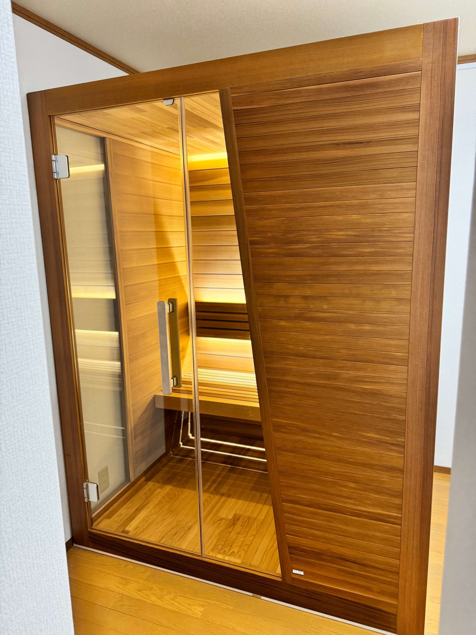 屋内用サウナレッドシダー外装