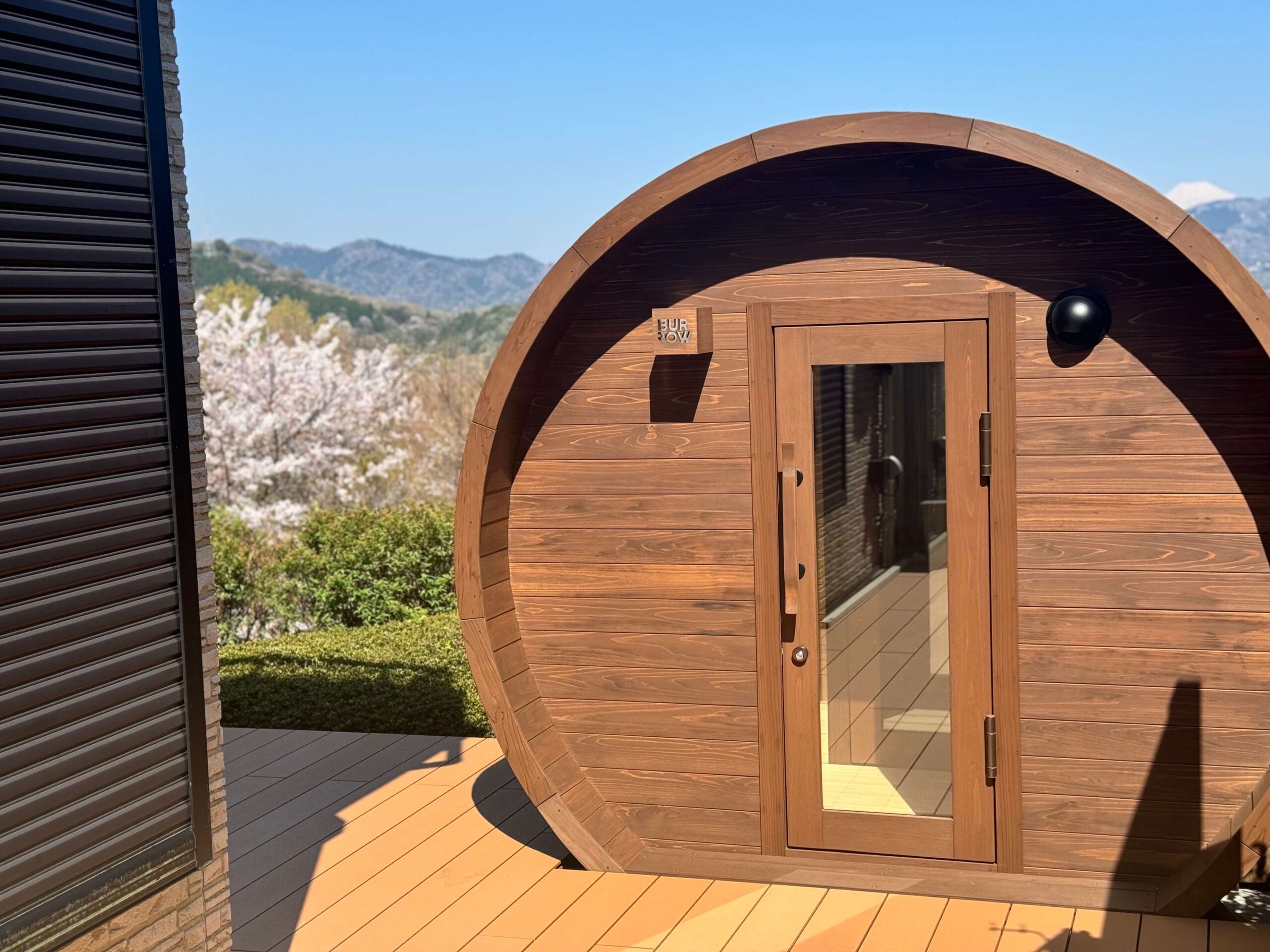 ウッドデッキにバレルサウナ・水風呂・チラー設置