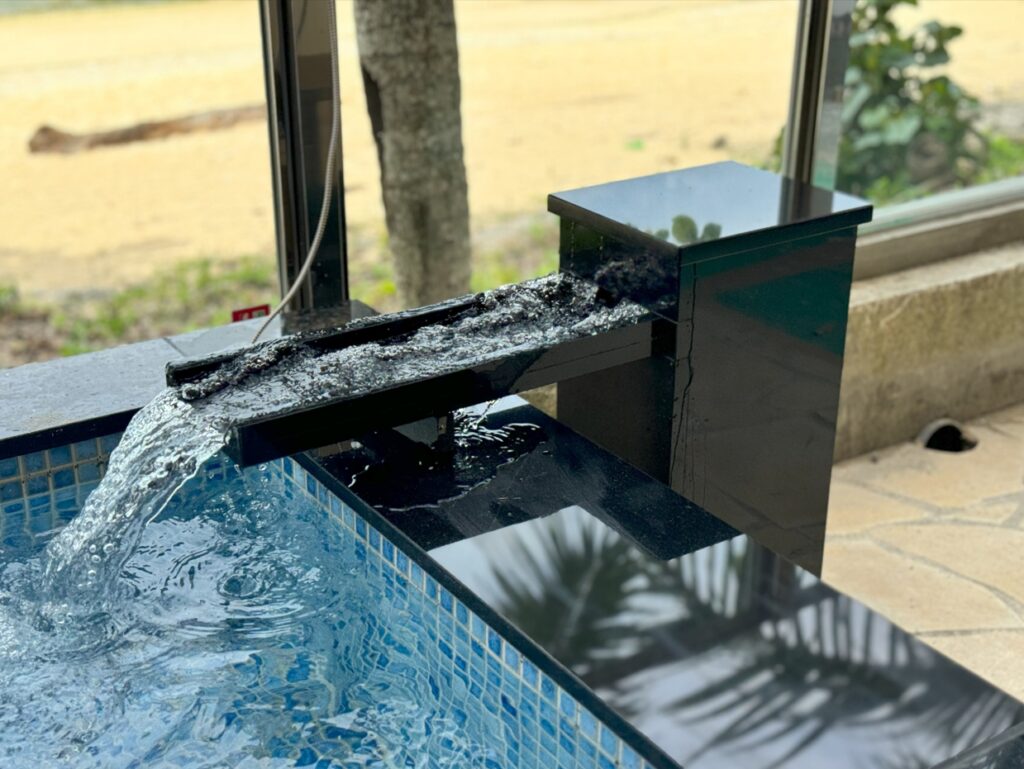 海沿いのリゾート施設様に水風呂・重塩害仕様チラー・濾過器工事実施いただきました。
