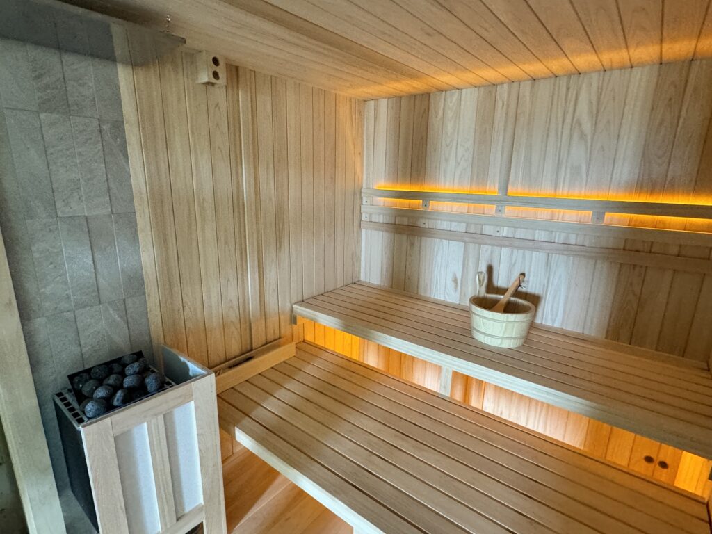 ホテルの客室へサウナおよび水風呂チラーを導入いたしました②