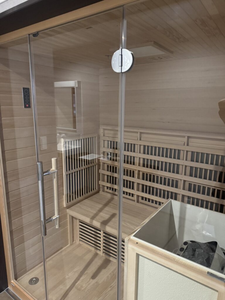 屋内用ガラスサウナを導入いただきました。