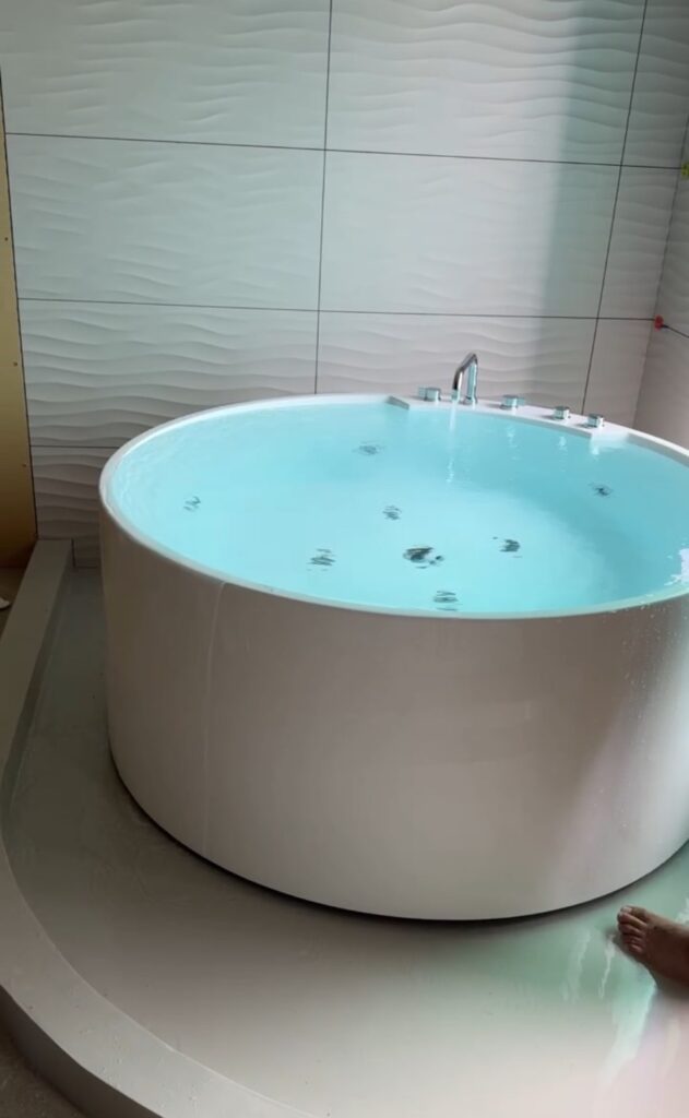 ホテルの客室へBOXサウナ(1800×1800)および水風呂チラーを導入いたしました②