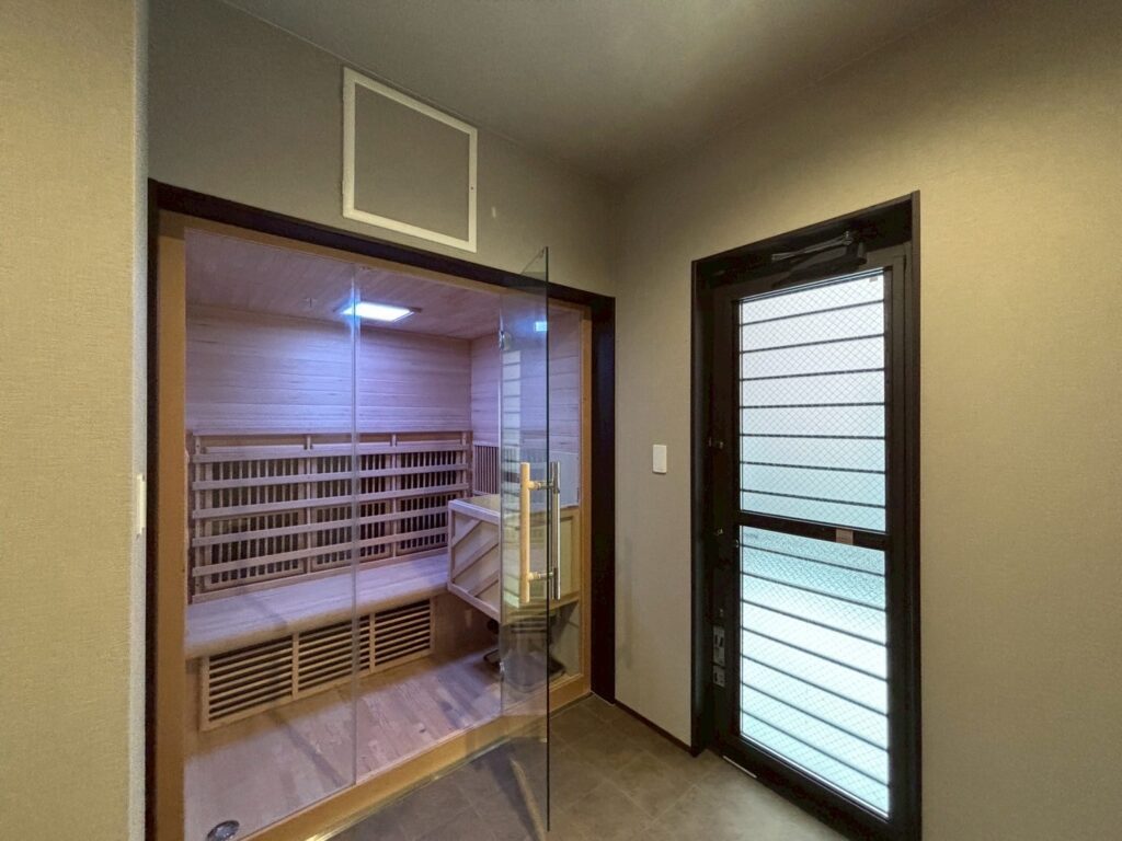 屋内用ガラスサウナを導入いただきました。