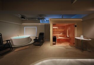 ホテルへBOX型屋内用サウナ・水風呂チラーを導入いただきました。