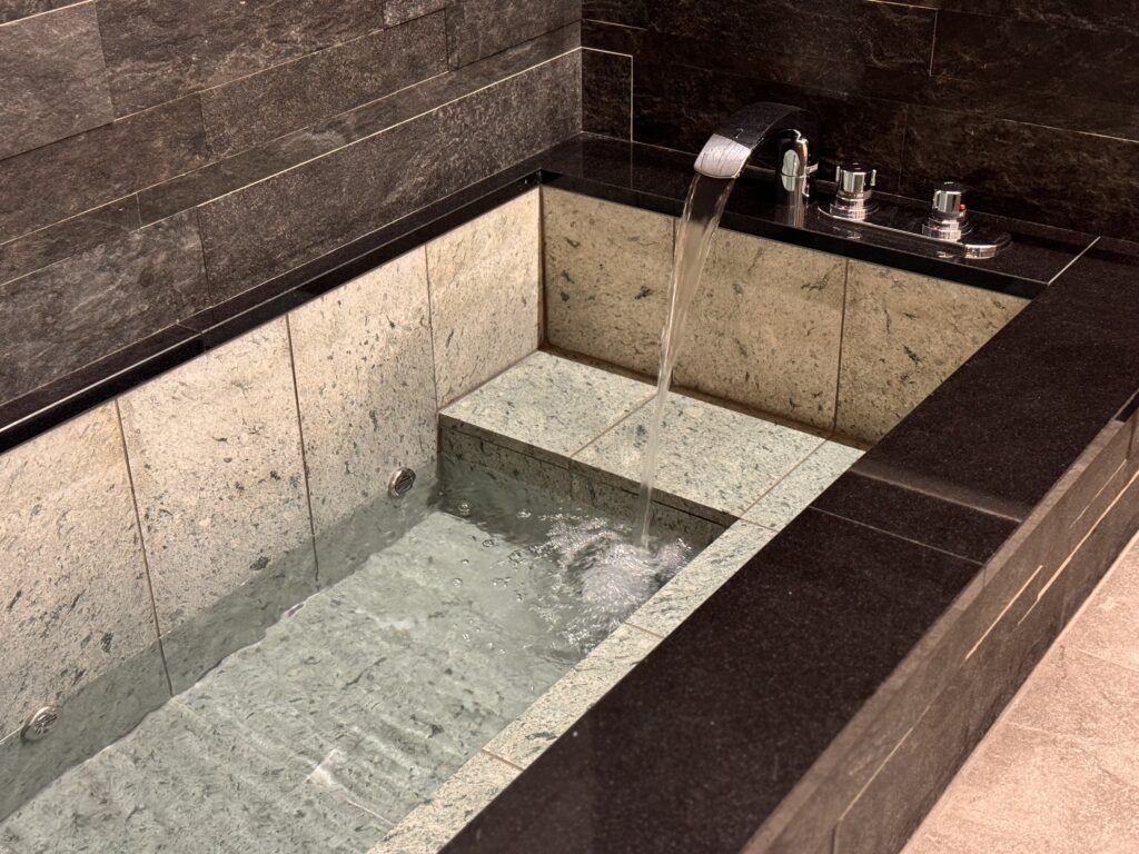 在来工法の浴槽にチラー配管し水風呂として設置いただきました。