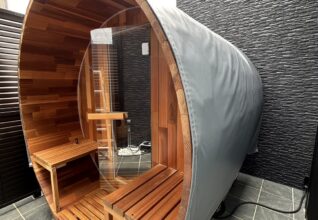 2名用バレルサウナにテント生地の防水対策を施し納品させていただきました
