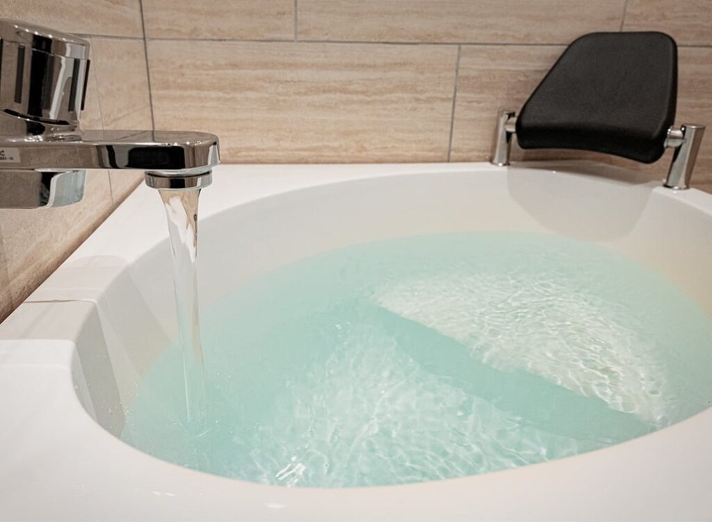 プライベートサウナ 既設の水風呂を後から冷却した水が給水できるようにしました。