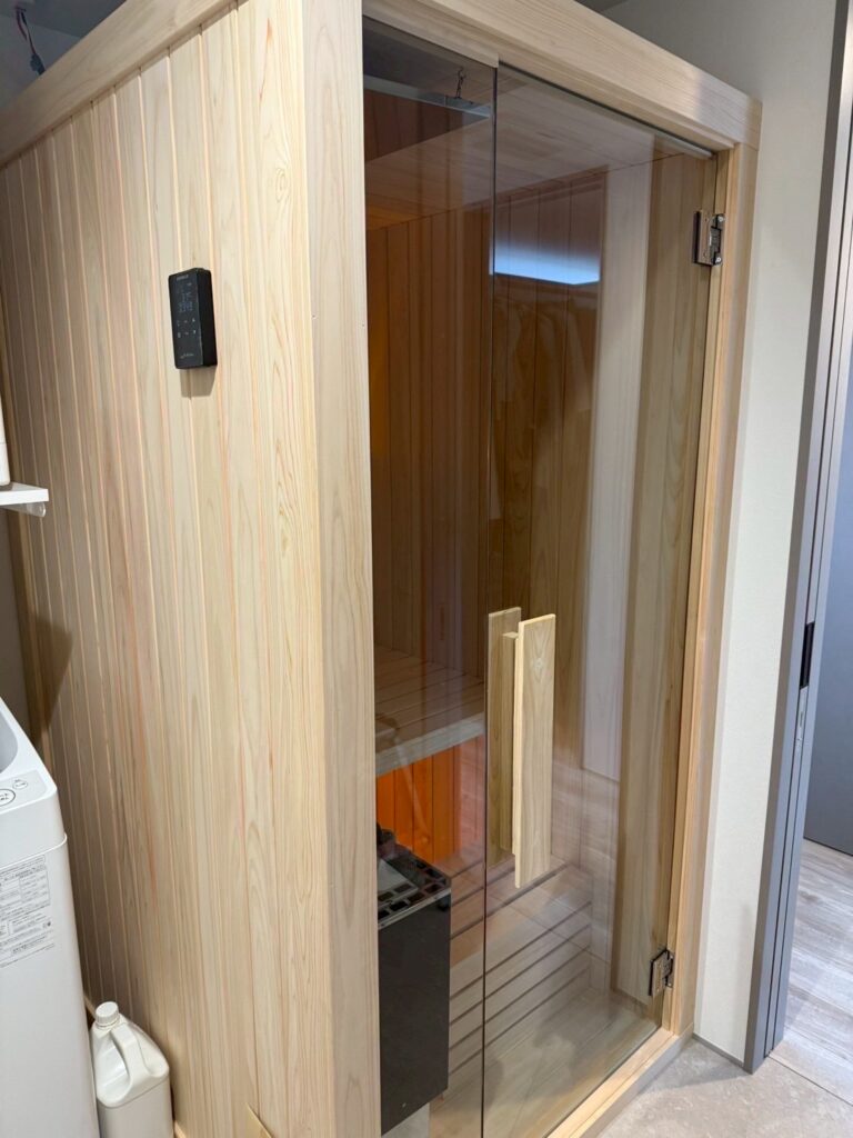 福岡県の個人邸（新築）に屋内用サウナを導入いただきました。