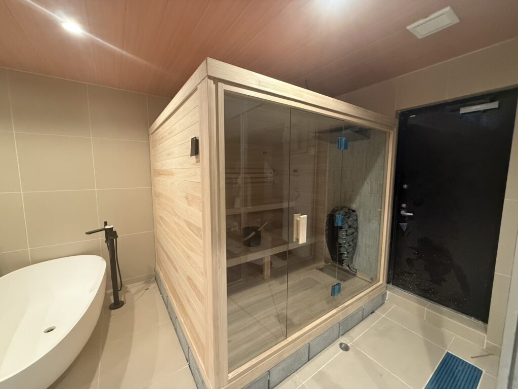 ガラス張り屋内用サウナと卵型ストーブを浴室横に設置させていただきました。