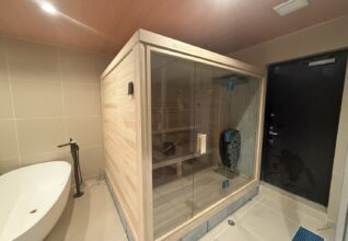 ガラス張り屋内用サウナと卵型ストーブを浴室横に設置させていただきました。