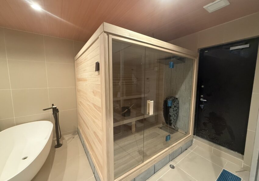 ガラス張り屋内用サウナと卵型ストーブを浴室横に設置させていただきました。