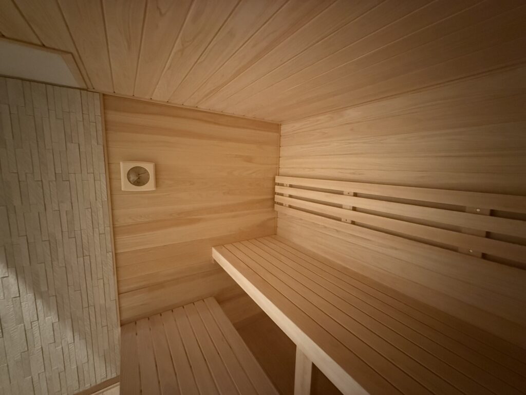ガラス張り屋内用サウナと卵型ストーブを浴室横に設置させていただきました。