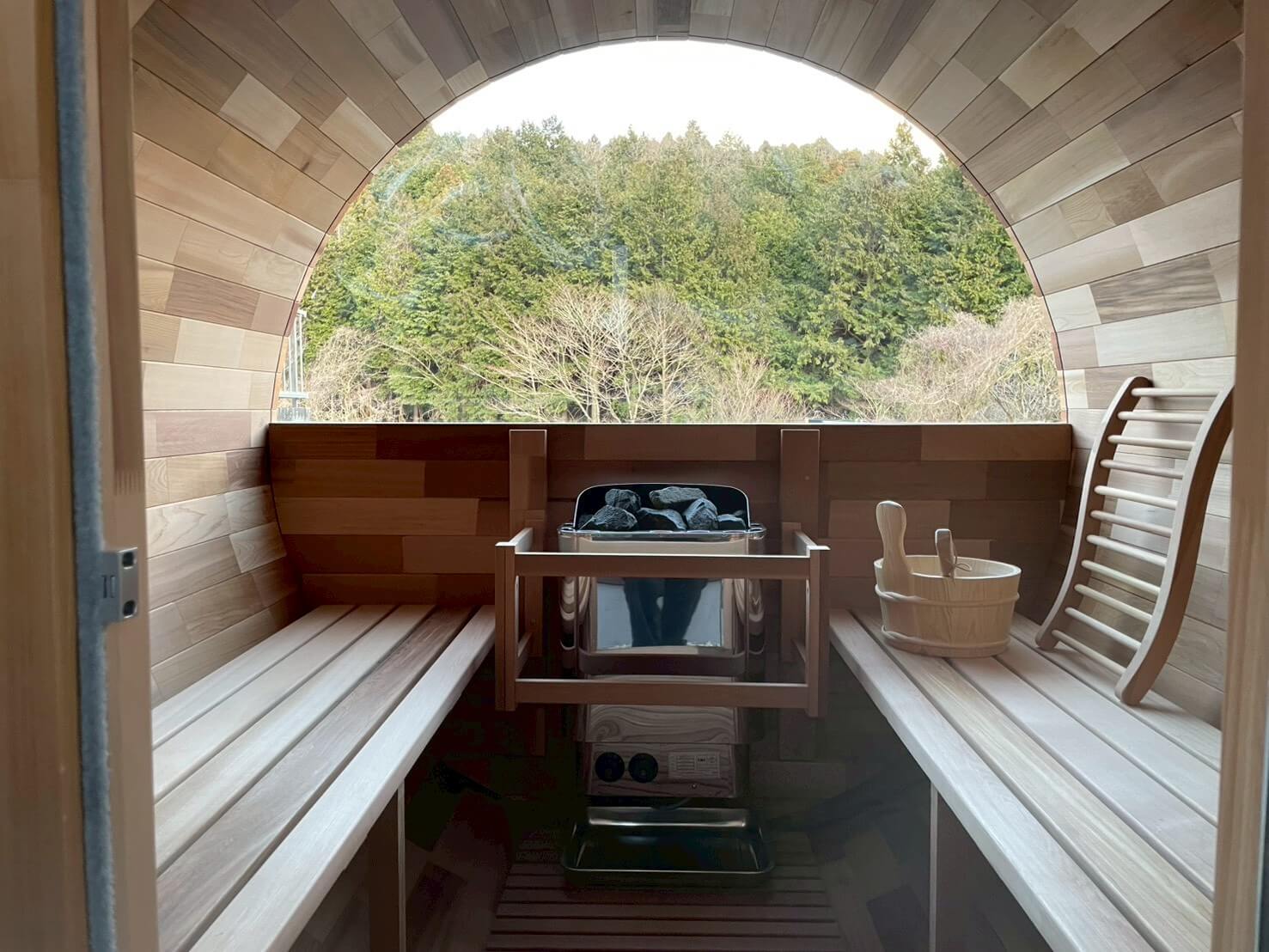 RED CEDAR SAUNA sisu バレルサウナ　～4名用　半月窓
