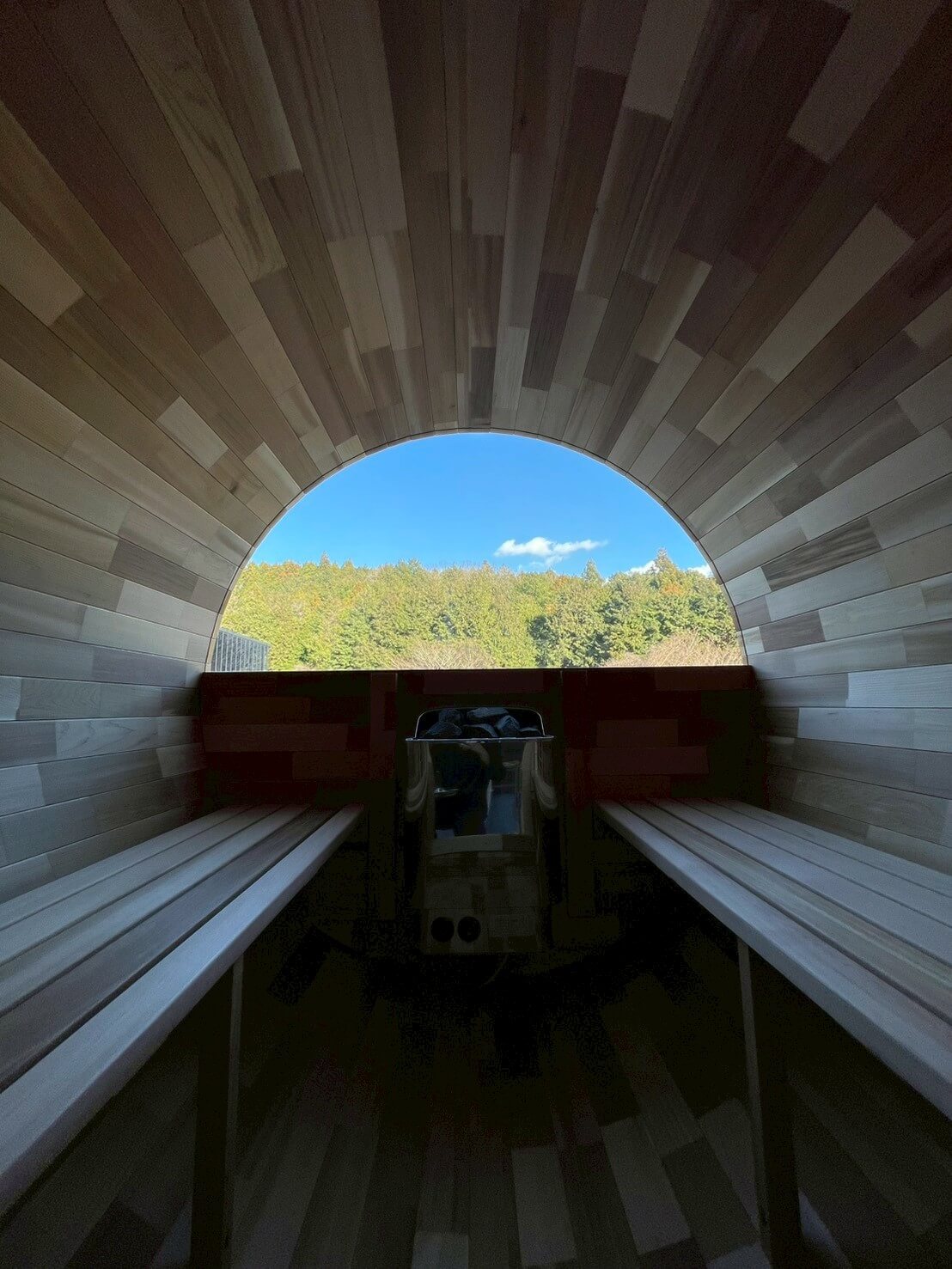 RED CEDAR SAUNA sisu バレルサウナ　～4名用　半月窓