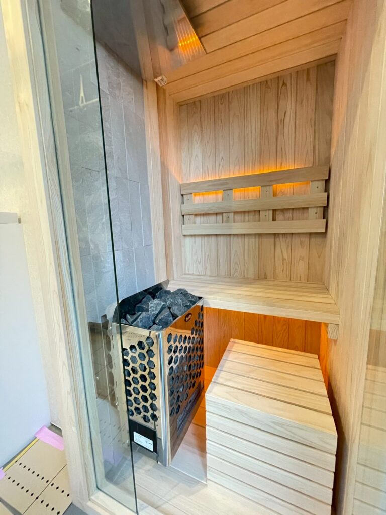 個人宅に国産ヒノキの1名用サウナを導入いただきました。