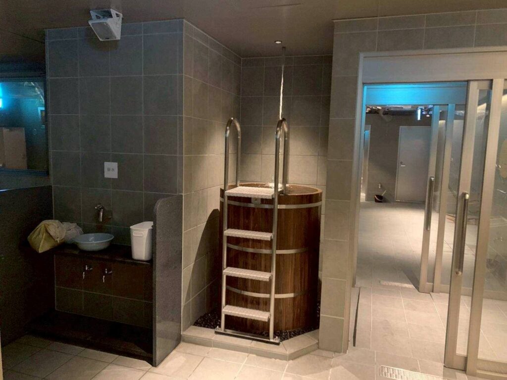 高さ1200mmのひのき浴槽（ステンレス梯子付き）を導入いただきました。