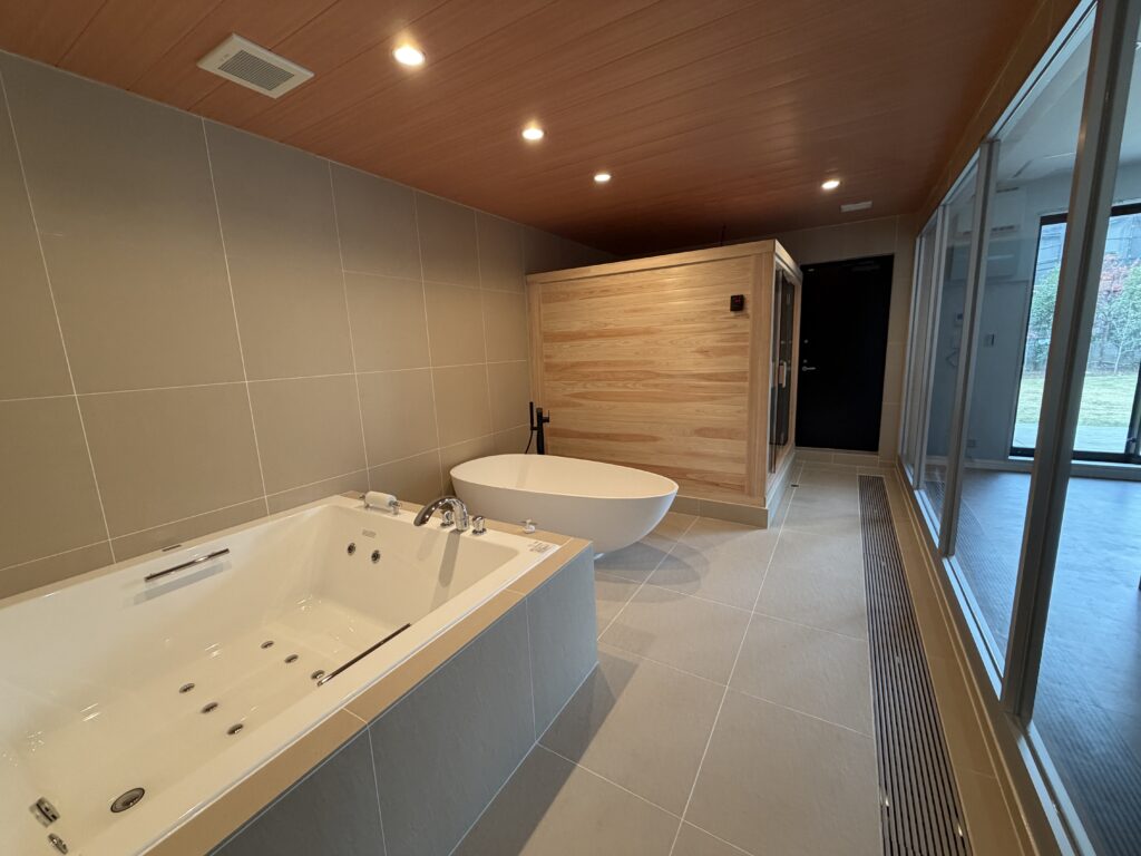 ガラス扉で開放的な屋内用サウナ1800×1800を導入いただきました。