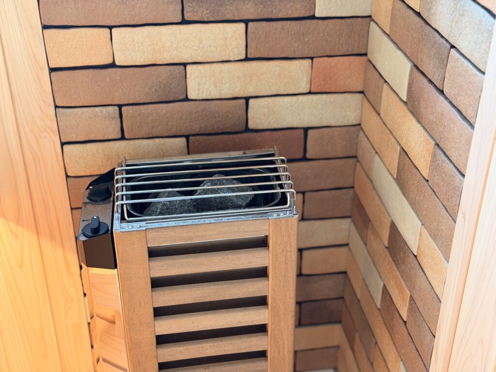 100V家庭用コンセント対応ストーブで家庭用サウナを設置いただきました。