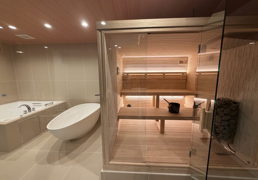 ガラス扉で開放的な屋内用サウナ1800×1800を導入いただきました。