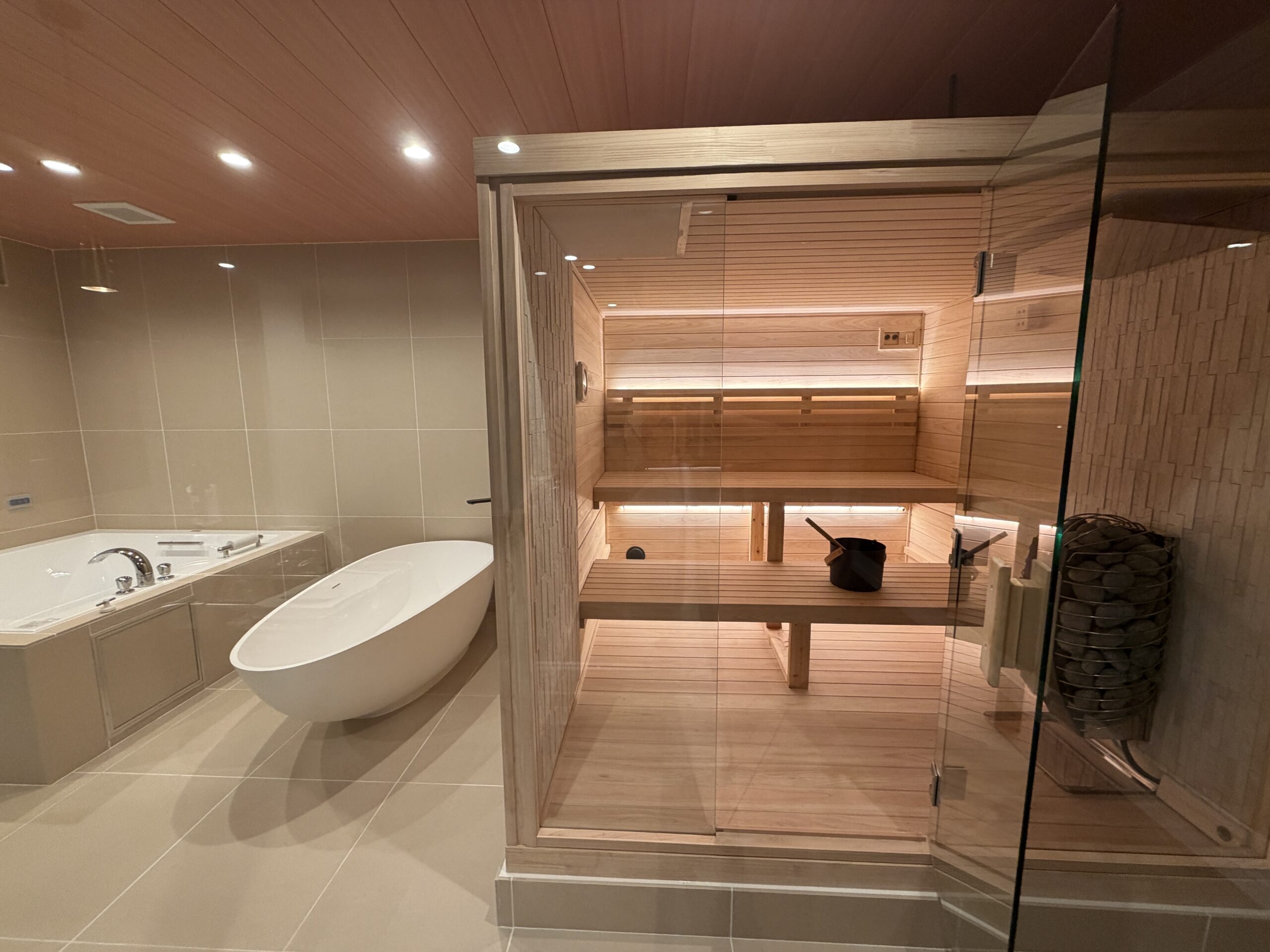 ガラス扉で開放的な屋内用サウナ1800×1800を導入いただきました。