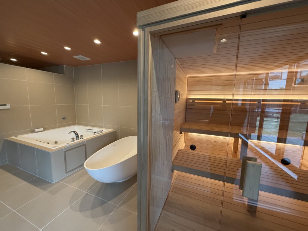 ガラス扉で開放的な屋内用サウナ1800×1800を導入いただきました。