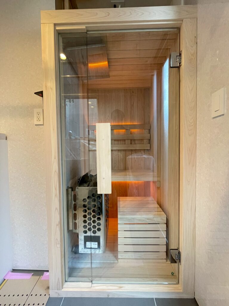 個人宅に国産ヒノキの1名用サウナを導入いただきました。