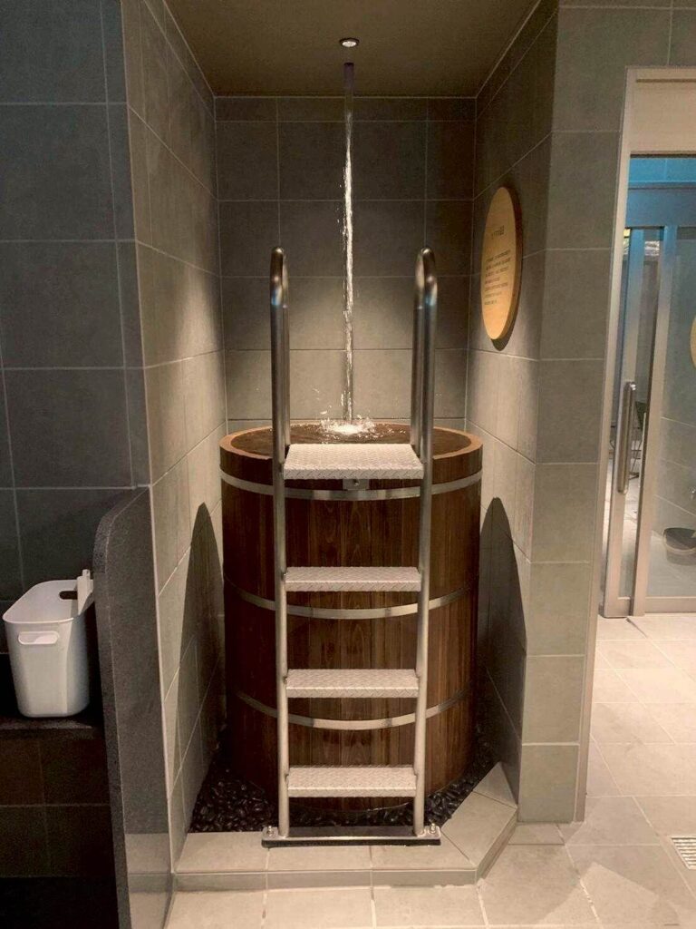 高さ1200mmのひのき浴槽（ステンレス梯子付き）を導入いただきました。