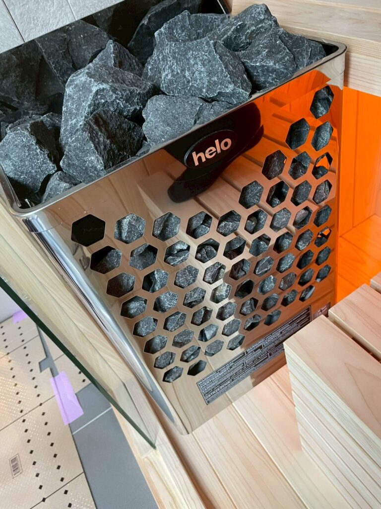 個人宅に国産ヒノキの1名用サウナを導入いただきました。