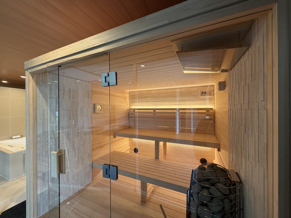 ガラス扉で開放的な屋内用サウナ1800×1800を導入いただきました。