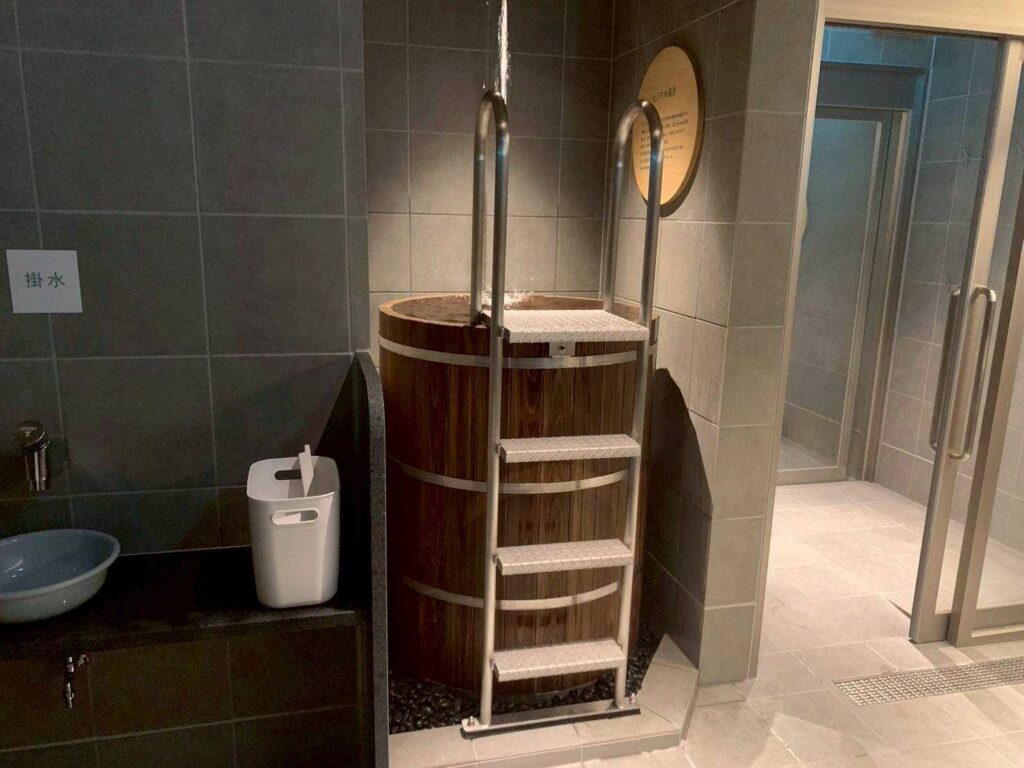 高さ1200mmのひのき浴槽（ステンレス梯子付き）を導入いただきました。