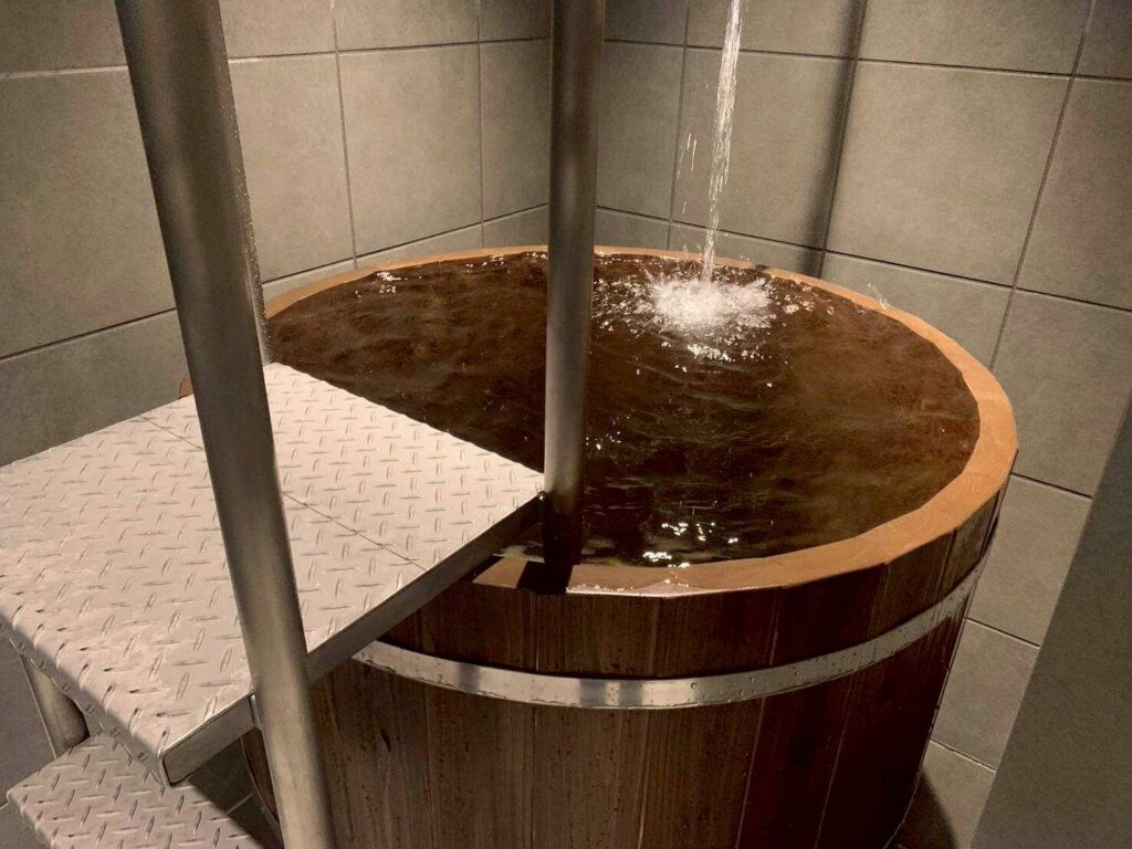 高さ1200mmのひのき浴槽（ステンレス梯子付き）を導入いただきました。