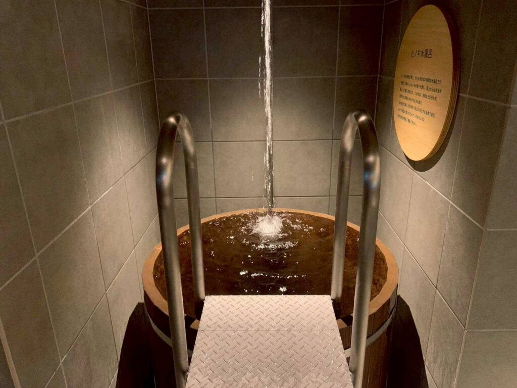 高さ1200mmのひのき浴槽（ステンレス梯子付き）を導入いただきました。