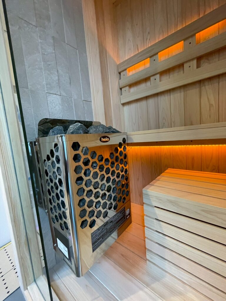 個人宅に国産ヒノキの1名用サウナを導入いただきました。