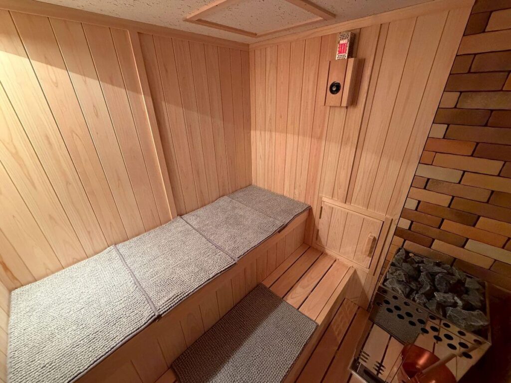 個人邸　テレビ付き屋内用サウナ　導入事例