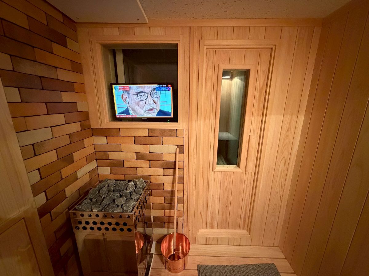 屋内用サウナ　個人宅　テレビ付き