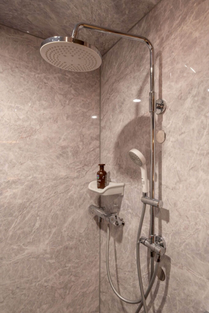 民泊施設 屋内用レッドシダーサウナ 水風呂チラーを導入し、本格サウナ体験を実現 導入事例