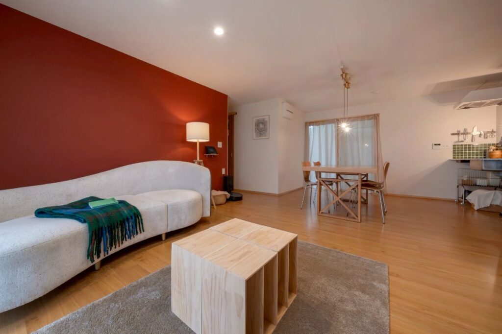 民泊施設 屋内用レッドシダーサウナ 水風呂チラーを導入し、本格サウナ体験を実現 導入事例