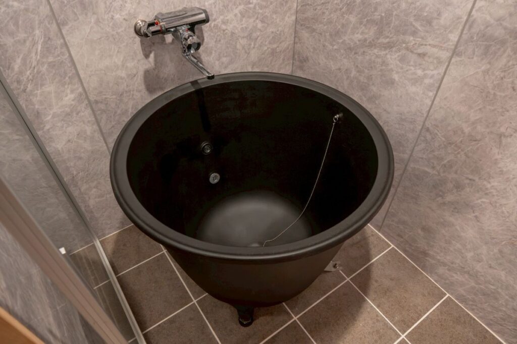 民泊施設 屋内用レッドシダーサウナ 水風呂チラーを導入し、本格サウナ体験を実現 導入事例