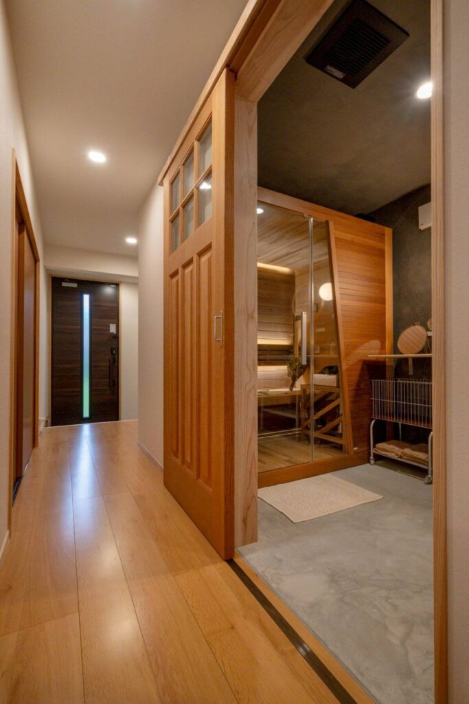 民泊施設 屋内用レッドシダーサウナ 水風呂チラーを導入し、本格サウナ体験を実現 導入事例
