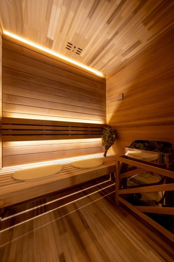 民泊施設 屋内用レッドシダーサウナ 水風呂チラーを導入し、本格サウナ体験を実現 導入事例