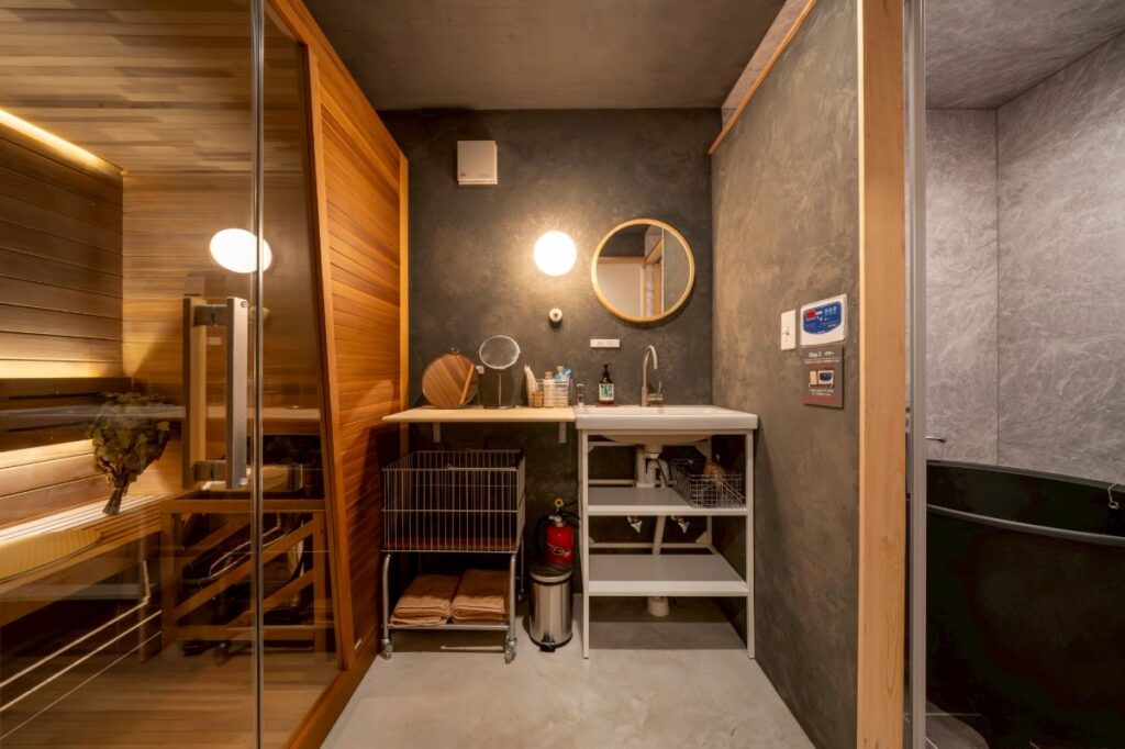 民泊施設 屋内用レッドシダーサウナ 水風呂チラーを導入し、本格サウナ体験を実現 導入事例