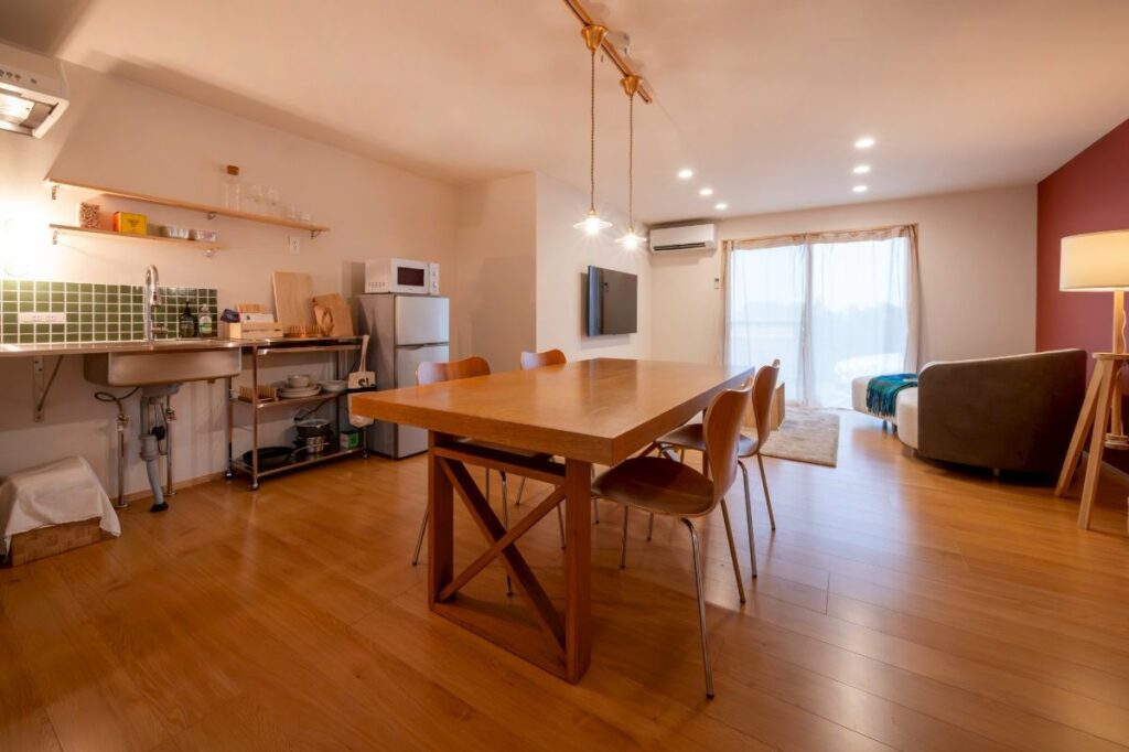 民泊施設 屋内用レッドシダーサウナ 水風呂チラーを導入し、本格サウナ体験を実現 導入事例