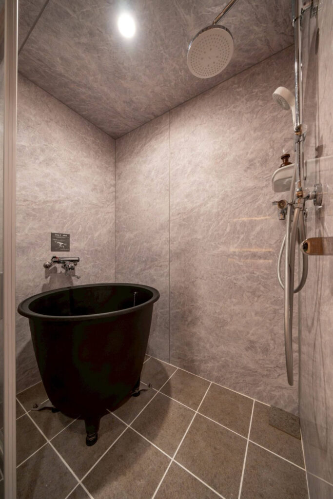 民泊施設 屋内用レッドシダーサウナ 水風呂チラーを導入し、本格サウナ体験を実現 導入事例