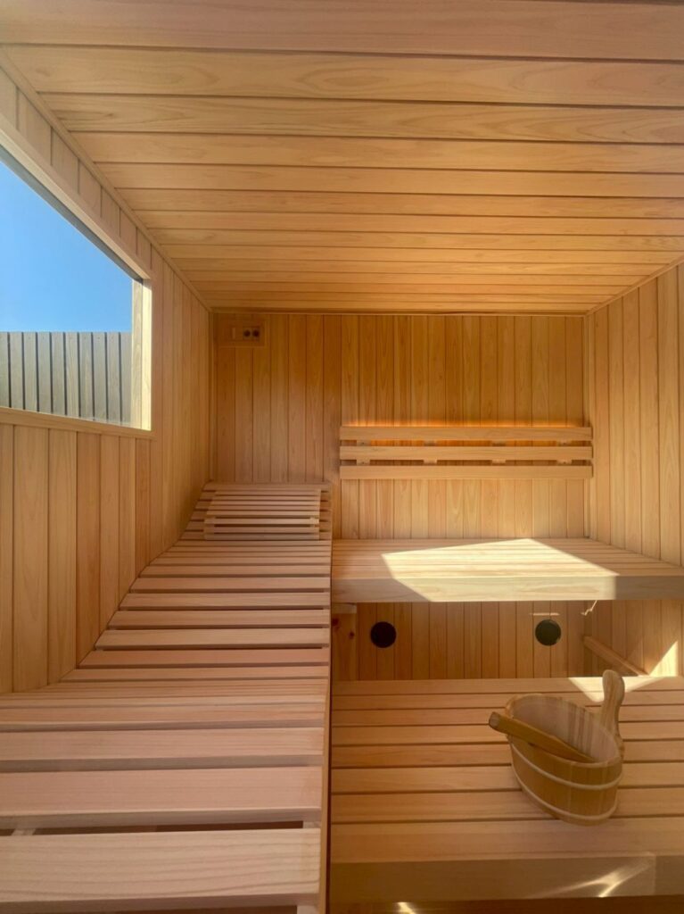 屋上外構にカスタムリクライニングチェアの屋外サウナとチラー付き水風呂を導入