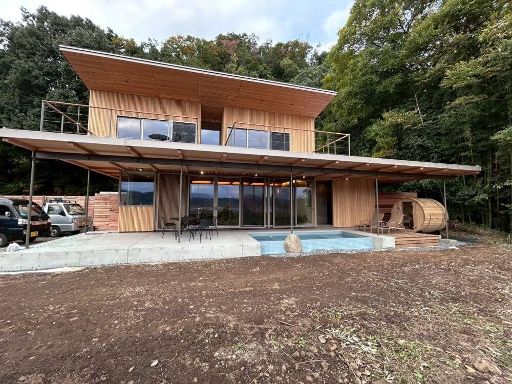 自然環境と調和する屋外用バレルサウナを導入