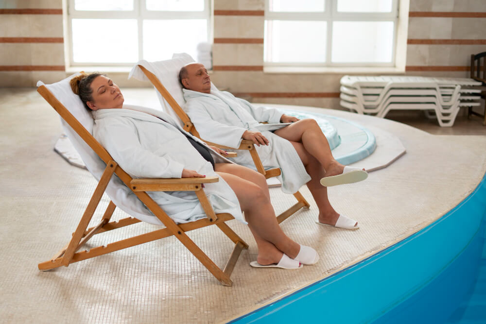 外気浴する男女