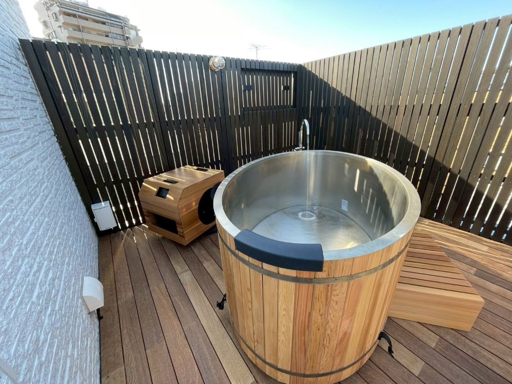 屋上外構にカスタムリクライニングチェアの屋外サウナとチラー付き水風呂を導入