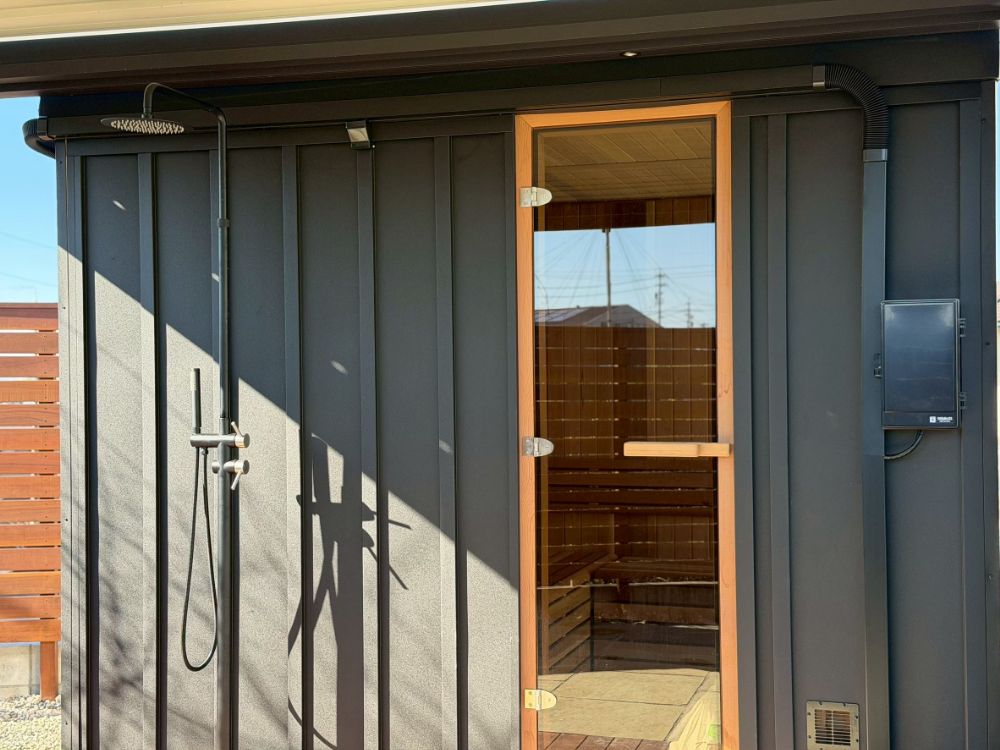名古屋の個人邸にて外構と一体で楽しむ自宅サウナを導入いただきました。